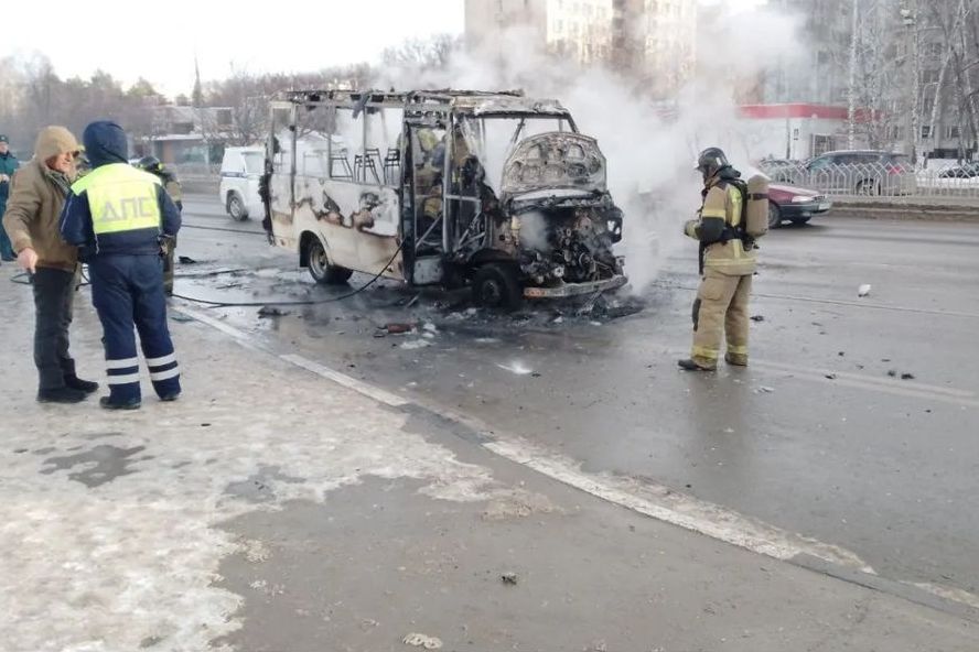 В Челнах маршрутка сгорела на остановке